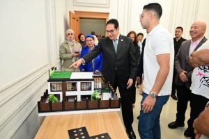 IMG 7244 رئيس جامعة القاهرة رئيس جامعة القاهرة يتفقد الجامعة الأهلية والفرع الدولي.. حوار مع الطلاب ومتابعة التدريب العملي وجوائز للمشروعات المبتكرة موقع في الجامعة