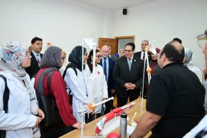 IMG 7245 رئيس جامعة القاهرة رئيس جامعة القاهرة يتفقد الجامعة الأهلية والفرع الدولي.. حوار مع الطلاب ومتابعة التدريب العملي وجوائز للمشروعات المبتكرة موقع في الجامعة