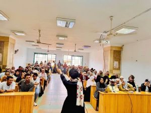 IMG 7356 كلية الآثار بجامعة عين شمس كلية الآثار بجامعة عين شمس تنظم ندوة عن لغة الجسد والبراند الشخصي موقع في الجامعة