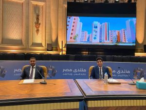 طالبان من جامعة المنوفية الأهلية