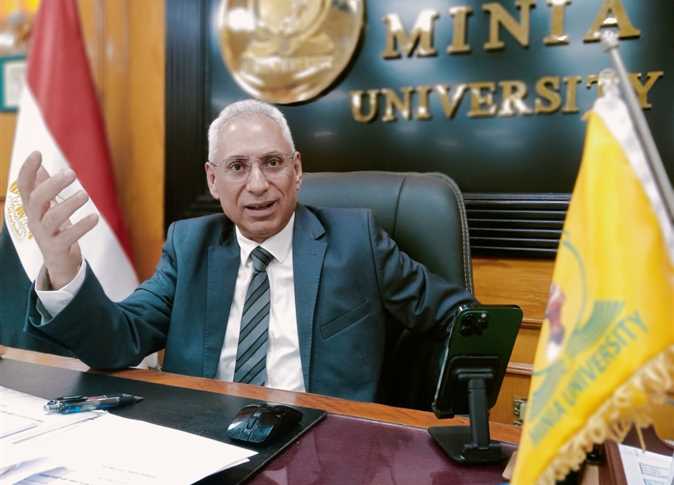 IMG 7445 رئيس جامعة المنيا يوضح حقيقة سعر رئيس جامعة المنيا يوضح حقيقة سعر الساعة المتداولة: «ميجيش تمنها 2000 جنيه» موقع في الجامعة