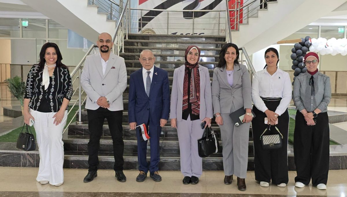 IMG 7474 جامعة شرق بورسعيد التكنولوجية رئيس جامعة شرق بورسعيد التكنولوجية تشارك في احتفالية انتصارات أكتوبر بالجامعة الأهلية موقع في الجامعة