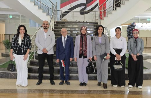 IMG 7474 جامعة شرق بورسعيد التكنولوجية رئيس جامعة شرق بورسعيد التكنولوجية تشارك في احتفالية انتصارات أكتوبر بالجامعة الأهلية موقع في الجامعة