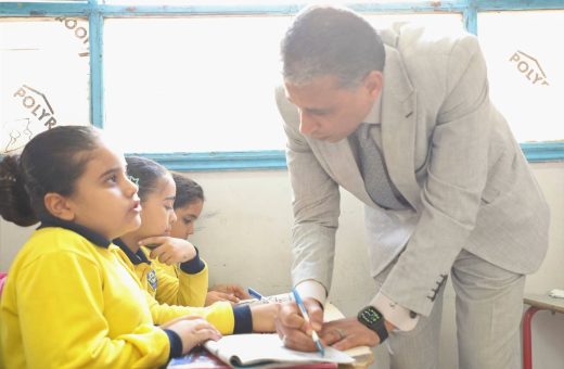 IMG 7727 الدراسات الاجتماعية للصف السادس من الطابور إلى الفصول.. وكيل أول تعليم الجيزة يتابع الحضور والغياب وانتظام الحصص موقع في الجامعة