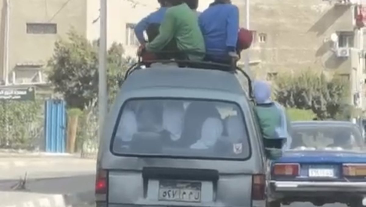 IMG 7848 فيديو متداول لميكروباص ركاب فوق السقف وأطفال في خطر.. فيديو متداول لميكروباص يثير غضب رواد التواصل موقع في الجامعة