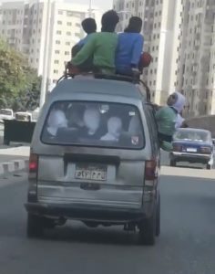 IMG 7851 فيديو متداول لميكروباص ركاب فوق السقف وأطفال في خطر.. فيديو متداول لميكروباص يثير غضب رواد التواصل موقع في الجامعة