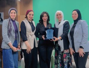 IMG ٢٠٢٦١٠٠١ ١٩٢٤٣٩ تدريب طلاب إعلام الجامعة المصرية الصينية داخل استديو التليفزيون.. تدريب طلاب إعلام الجامعة المصرية الصينية على التقديم الإخباري موقع في الجامعة