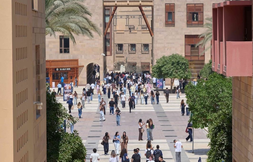 الجامعة الأمريكية تستقبل 363 طالبًا بمنح التميز
