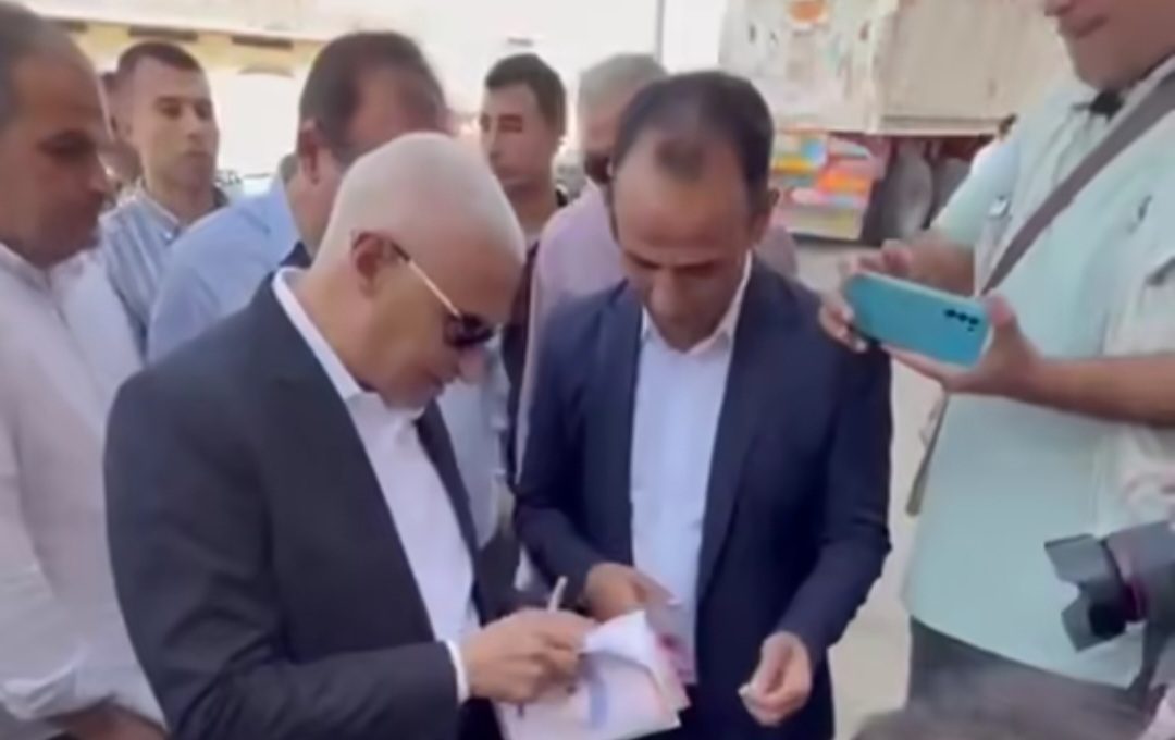 شاهد.. لفتة إنسانية من محافظ شمال سيناء مع 3 طالبات بعد انتهاء اليوم الدراسي