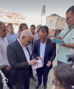 شاهد.. لفتة إنسانية من محافظ شمال سيناء مع 3 طالبات بعد انتهاء اليوم الدراسي 2 شاهد.. لفتة إنسانية من محافظ شمال سيناء مع 3 طالبات بعد انتهاء اليوم الدراسي