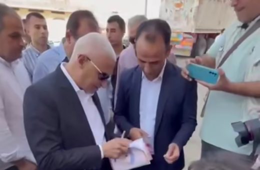 شاهد.. لفتة إنسانية من محافظ شمال سيناء مع 3 طالبات بعد انتهاء اليوم الدراسي