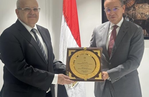 f3fe3ff9 5081 42be b1e7 c580cb42ea48 تمريض قناة السويس السفارة المصرية في أبوظبي تكرّم محمد الخشت لفوزه بجائزة الشيخ زايد للكتاب موقع في الجامعة
