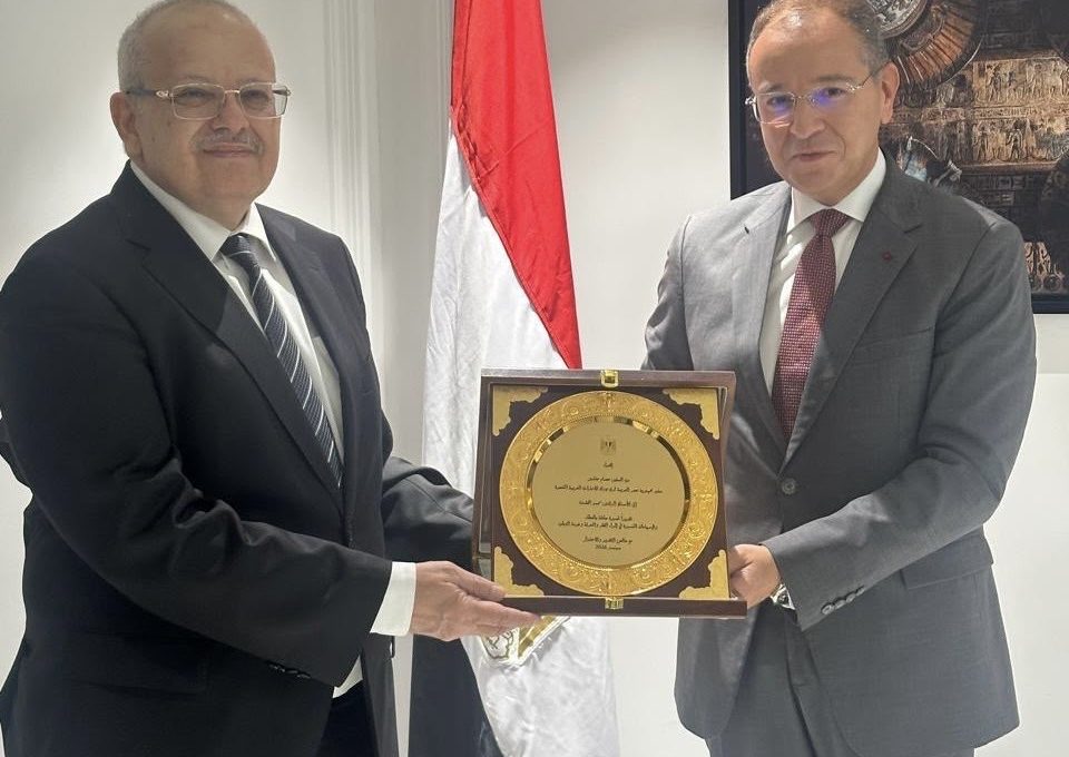 f3fe3ff9 5081 42be b1e7 c580cb42ea48 محمد الخشت السفارة المصرية في أبوظبي تكرّم محمد الخشت لفوزه بجائزة الشيخ زايد للكتاب موقع في الجامعة