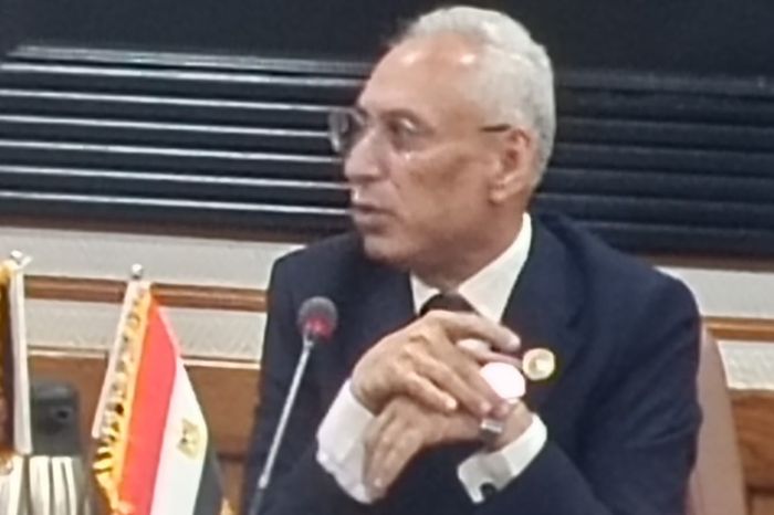 رئيس جامعة المنيا يرد على الجدل بشأن سعر ساعته: ثمنها 2000 جنيه وليس 200 ألف