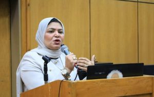 الدكتورة إيناس عبدالحافظ عميدة كلية الطب البيطري بجامعة أسيوط